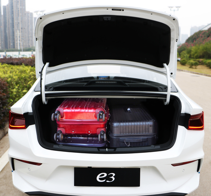 BYD e3 コンパクト純電動セダンは410キロの走行距離を持っています