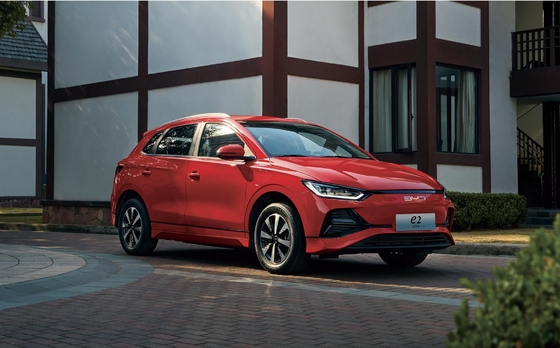 BYD e2 コンパクト純電動セダンは 405キロの走行距離を持っています