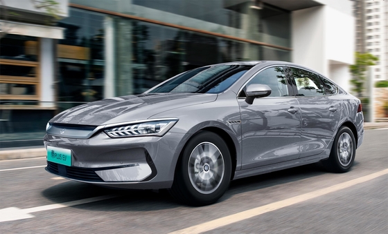 BYDの最も売れている純電動ファミリーセダンQin+EVは 500kmの走行距離を持っています