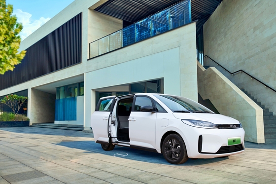 BYD 純電動タクシーD1 は418kmの走行距離と電気スライドドアを持っています