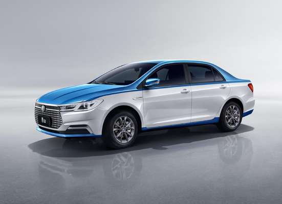 BYDの純電動Qin EVタクシーは 450KMの走行距離があり 双色ボディです